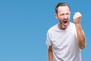 Kızgın ve deli yumruk yükselterek beyaz t-shirt giyen orta yaş ağarmış komuta sizde 