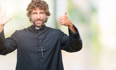 Gösterilen ve parmakları ile işaret izole arka plan yakışıklı İspanyol Katolik rahip adam kendinden emin ve mutlu gülümseyerek süre 6 numara.