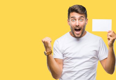 Duygu tezahürat boş kartı gurur çığlık ve zafer ve başarı çok heyecanlı, kutluyor izole arka plan üzerinde tutan genç yakışıklı adam