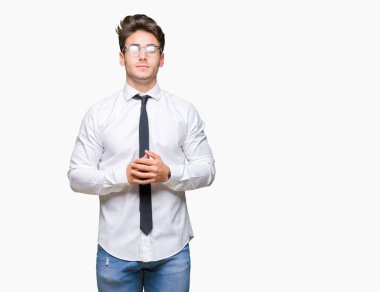 Arka plan eller birlikte üzerinde gözlük takan genç iş adamı izole ve rahat ve neşeli gülümseyen parmak çarpı işareti. Başarı ve iyimser