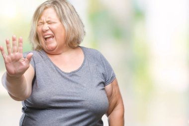 Üst düzey artı boyutu izole arka plan üzerinde beyaz kadın tiksinti ifadesi, memnun ve korkulu tiksinti yüz yapıyorsun çünkü nefret tepki. Elleriyle kaldırdı. Sinir bozucu kavramı.