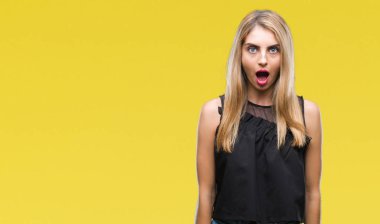 İzole arka plan korkuyor ve şok sürpriz ifade, korku ve heyecan yüz genç güzel sarışın ve mavi gözlü kadın.