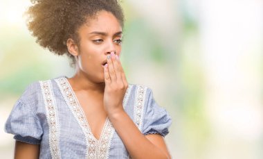 Genç afro Amerikalı kadın izole arka plan üzerinde el ile ağız kapsayan yorgun esneme sıkılmış. Restless ve uyku hali.