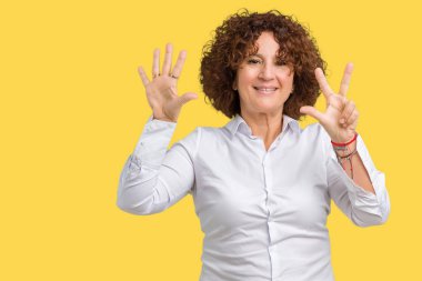 Güzel orta ager üst düzey businees kadın gösterilen ve parmakları ile işaret izole arka plan yüzünden kendinden emin ve mutlu gülümseyerek süre sekiz numara.