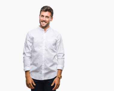 Yakışıklı delikanlı uzak tarafına yüzünde, doğal ifade gülümseme ile seyir izole arka plan üzerinde. Kendine güvenen gülüyor.