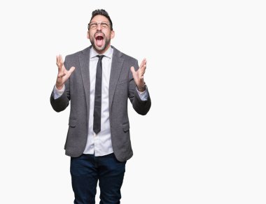 Genç yakışıklı iş adamı izole arka plan çılgın ve kızgın bağırarak ve agresif ifade ve silah kaldırdı bağırıyor. Hayal kırıklığı kavramı.