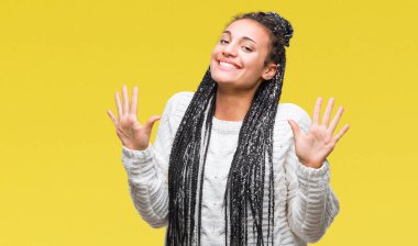 Genç örgülü saç Afro-Amerikan Kız izole arka plan üzerinde gösterilen kazak giyiyor ve parmakları ile işaret kendinden emin ve mutlu gülümseyerek süre on numara.