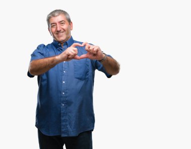 Kalp simgesi ve elleriyle şekil gösterilen aşık gülümseyen izole arka plan üzerinde yakışıklı komuta sizde. Romantik kavramı.