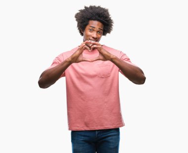 Kalp simgesi ve elleriyle şekil gösterilen aşık gülümseyen izole arka plan üzerinde Afro Amerikalı adam. Romantik kavramı.
