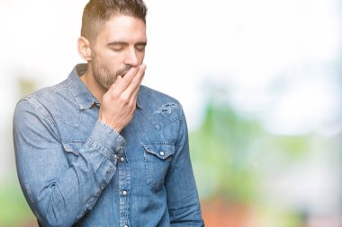 Yakışıklı delikanlı izole arka plan üzerinde el ile ağız kapsayan yorgun esneme sıkılmış. Restless ve uyku hali.