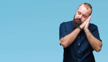 Genç beyaz hipster adam yorgun hayal ve ile gülümseyen gözleri kapalı iken ellerle birlikte poz uyku izole arka plan.