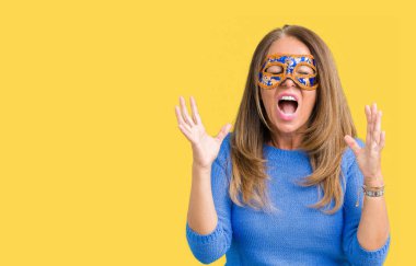 Arka plan deli kutluyor üzerine Venedik karnaval maskesi giyen güzel orta yaş kadın izole ve crazy arms ile başarı için kaldırdı ve heyecanlı çığlık gözler kapalı. Kazanan kavramı