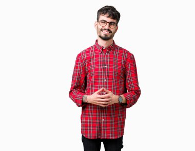 Arka plan eller üzerinde gözlük takan genç yakışıklı adam birlikte izole ve rahat ve neşeli gülümseyen parmak çarpı işareti. Başarı ve iyimser