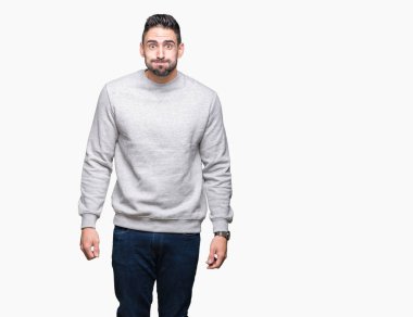 Komik surat ile yanakları şişirme izole arka plan üzerinde sweatshirt giyen genç yakışıklı adam. Ağız ile hava, deli ifade şişirilmiş.