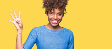 Güzel genç Afro-Amerikan kadın gösterilen ve parmakları ile işaret izole arka plan yüzünden kendinden emin ve mutlu gülümseyerek süre dört numara.