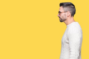 Genç yakışıklı adam gözlük izole arka tarafına, seyir üzerinde dinlenmek doğal yüz emin gülümseme ile pozuyla profili.