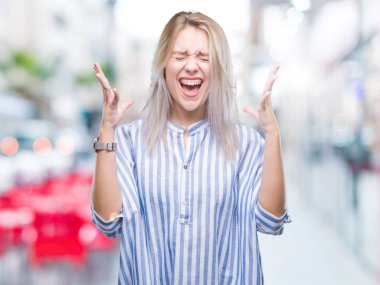 Sarışın genç kadın deli ve silah ile başarı için deli kutluyor izole arka plan üzerinde kaldırdı ve heyecanlı çığlık gözler kapalı. Kazanan kavramı