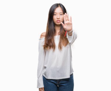 Genç Asyalı kadın izole arka stop yapıyor yüzünden elin avuç ile şarkı. Negatif ve ciddi bir jest yüz ifadesiyle uyarı.