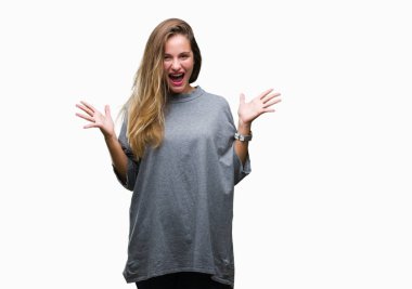 Genç güzel sarışın kadın deli kutluyor ve silah ile başarı için heyecanlı çığlık kaldırdı ve açık gözleri hayret izole arka plan yüzünden. Kazanan kavramı