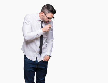 Duygu iyi ve soğuk veya bronşit için semptom olarak öksürük izole arka plan üzerinde gözlük takan genç yakışıklı iş adamı. Sağlık kavramı.