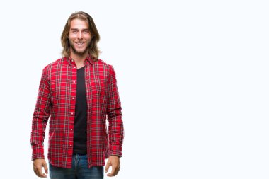 İzole arka plan ile bir mutlu ve serin üzerinden uzun saçlı yakışıklı delikanlı yüzündeki gülümseme. Şanslı kişi.