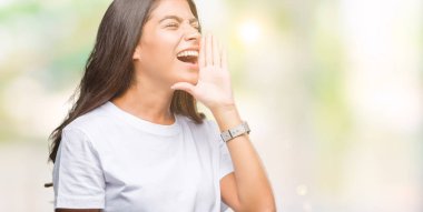 Genç güzel Arap kadın bağırarak ve ağzı üzerinde el ile yan için çığlık izole arka plan yüzünden. İletişim kavramı.