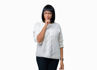 Dudaklarında parmak ile sessiz olmanı izole arka plan üzerinde gözlük güzel genç Afro-Amerikan kadın. Sessizlik ve gizli kavramı.