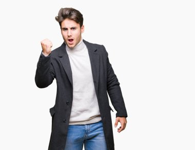 Üzerinde kış ceket giyen genç zarif adam arka plan kızgın izole ve kızgın yetiştirme hayal kırıklığı ve öfke ile bağırarak süre öfkeli yumruk. Öfke ve agresif kavramı.