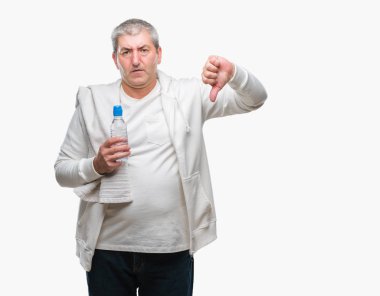 Yakışıklı komuta sizde eğitim holding havlu ve kızgın yüzü, eksi işareti aşağı antipati başparmak ile gösterilen, ret kavramı ile izole arka plan üzerinde su şişesi