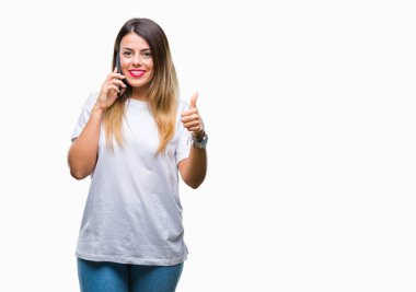 Ok işareti, başparmak ile parmak, mükemmel işareti yapıyor kocaman bir gülümseme ile arka plan mutlu kullanan Smartphone üzerinden arama konuşan genç güzel kadın izole