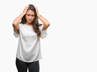 Çünkü çaresiz ve stresli baş ağrısı acı izole arka plan üzerinde gözlüklü genç güzel Arap kadın ağrı ve migren. Ellerini kafasına.