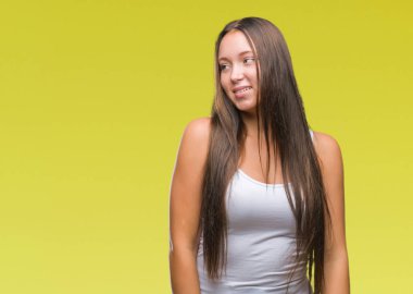 Genç beyaz güzel kadın uzak tarafına yüzünde, doğal ifade gülümseme ile seyir izole arka plan yüzünden. Kendine güvenen gülüyor.