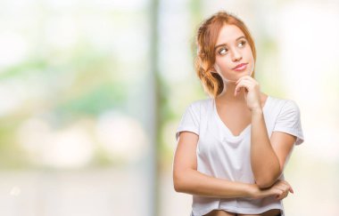 Genç güzel kadın elle çene düşünme hakkında soru, dalgın ifade izole arka plan yüzünden. Düşünceli yüzüyle gülümsüyor. Şüphe kavramı.