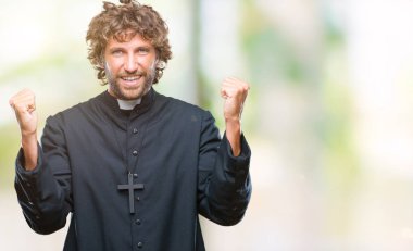 İzole arka plan kutlama üzerinden yakışıklı İspanyol Katolik rahip adam şaşırttı ve başarı için kaldırdı kollarını açarak hayret ve gözleri açık. Kazanan kavramı.