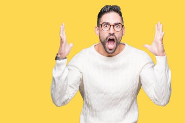 Üzerinde gözlük takan genç yakışıklı adam deli kutluyor arka plan izole ve silah ile başarı için yükseltilmiş ve açık gözleri heyecanlı çığlık hayrete düşürdü. Kazanan kavramı