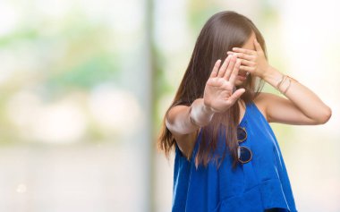 Genç Asyalı kadın izole elleriyle gözlerini kapsayan arka plan ve stop jest ile acı ve korku ifadesi. Utandım ve negatif kavramı.