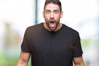 Şüpheci ve alaycı, arayan genç yakışıklı adam şok karşısında izole arka plan üzerine açık ağız ile şaşırttı