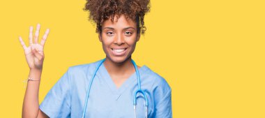 Genç Afro-Amerikan doktor kadın gösterilen ve parmakları ile işaret izole arka plan yüzünden kendinden emin ve mutlu gülümseyerek süre dört numara.