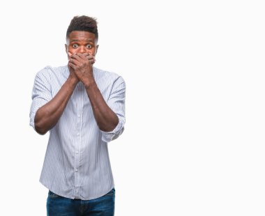 Afrikalı-Amerikalı genç izole arka plan ağız hata için elleriyle kapsayan şok içinde. Gizli kavramı.