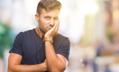 İzole arka plan düşünme seyir üzerinde genç yakışıklı adam yorgun ve sıkılmış çapraz silah depresyon sorunları ile.