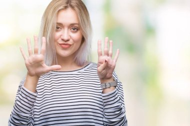 Sarışın genç kadın gösterilen ve parmakları ile işaret izole arka plan üzerinde numara 9 kendinden emin ve mutlu gülümseyerek süre.