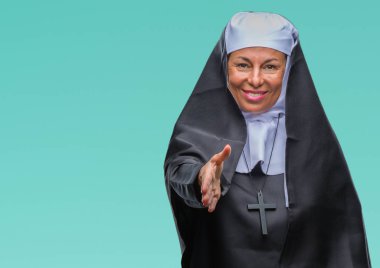 Orta yaş üst düzey Hıristiyan Katolik Rahibe kadın dostu sunan el sıkışma tebrik ve davet edici olarak gülümseyen izole arka plan yüzünden. Başarılı iş.