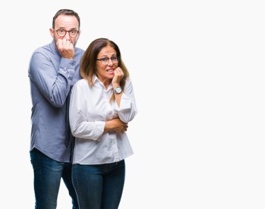 Orta yaş İspanyol çift aşık stresli ve gergin elle çivi ısırma ağzına bakarak izole arka plan üzerinde gözlük takıyorum. Anksiyete sorunu.