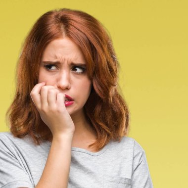 Genç güzel kadın yüzünden stresli ve gergin ile izole arka plan tırnak ısırma dudaklarından eller. Anksiyete sorunu.