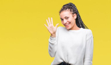 Genç örgülü saç Afro-Amerikan Kız izole arka plan üzerinde gösterilen kış kazak giyiyor ve parmakları ile işaret kendinden emin ve mutlu gülümseyerek süre beş numara.