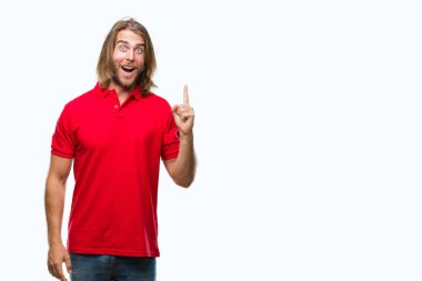 Yakışıklı delikanlı ile başarılı fikir parmağı yukarıyı izole arka plan üzerinde uzun saçlı. Çıktıktan ve mutlu. Bir numara.