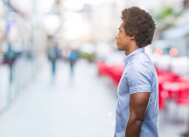 İzole arka tarafına, seyir üzerinde Afro Amerikalı adam sakin ol kendine güvenen gülümseme ile doğal yüz pozuyla profili.