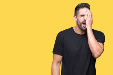 Yakışıklı delikanlı yarım yüz, göz ve ağız el ile kapsayan yorgun esneme izole arka plan üzerinde. Acı yüzü acıyor.