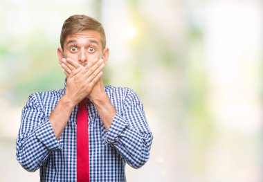 Genç yakışıklı iş adamı izole arka plan ağız hata için elleriyle kapsayan şok içinde. Gizli kavramı.