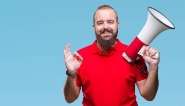 Beyaz delikanlı parmak, mükemmel sembolü ile ok işareti yapıyor izole arka plan üzerinde megafon ile bağırarak